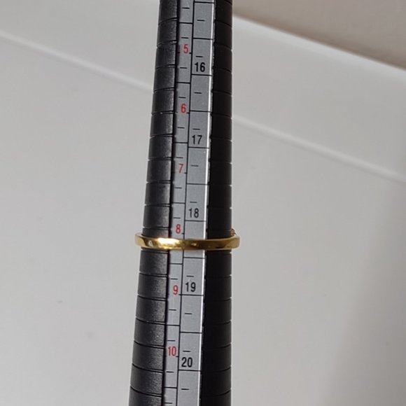 Size 8.25 Gold Tone Ring With Clear Stones - Picture 12 of 14